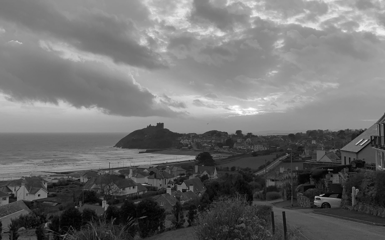 Imagem da paisagem de uma cidade com praia